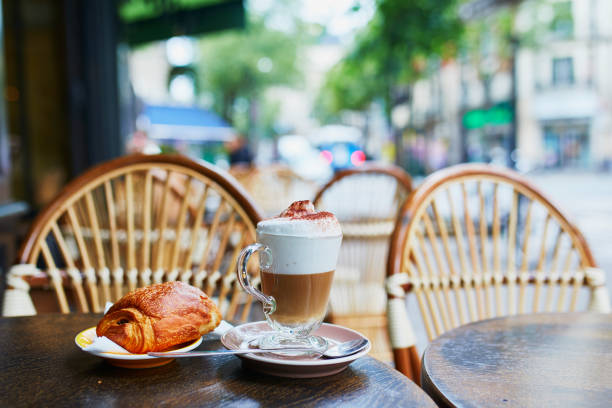 フランス・パリのコーヒーと新鮮なペストリー