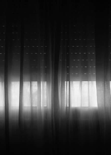 luz que quebra através das cortinas de janela de um quarto escuro - spooky horror nostalgia autumn - fotografias e filmes do acervo
