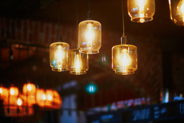 lampade luminose lampade a sospensione realizzate con barattoli di vetro - foto stock