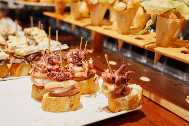 Różnorodność pinchos (pintxos) w barze San Sebastian (Donostia), Hiszpania – zdjęcie