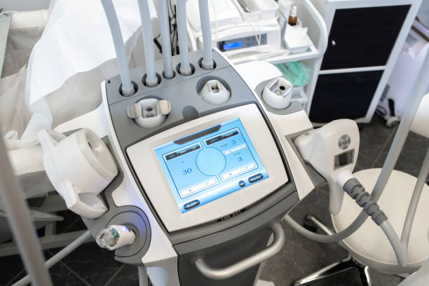 лазерная физическая терапия машина для лечения красоты - laser therapy medical laser light therapy стоковые фото и изображения