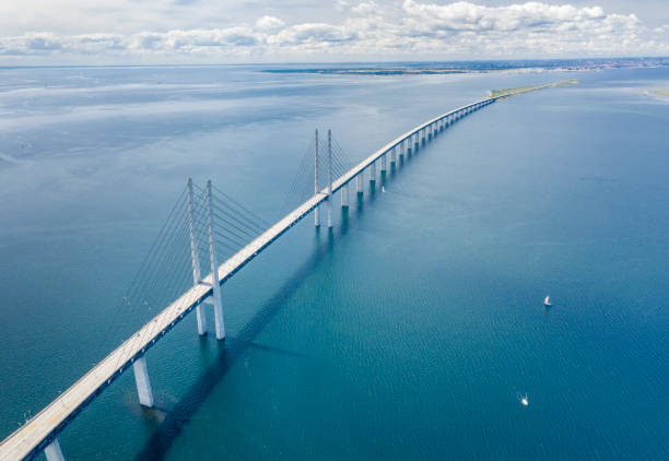 øresund, öresund bridge connecting sweden with denmark - suspension railway imagens e fotografias de stock