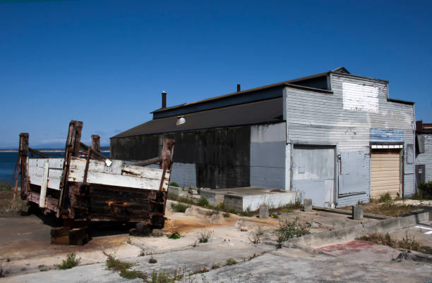 verlassenes cannery building mit fish hopper in monterey, kalifornien - monterey california monterey county cannery row stock-fotos und bilder