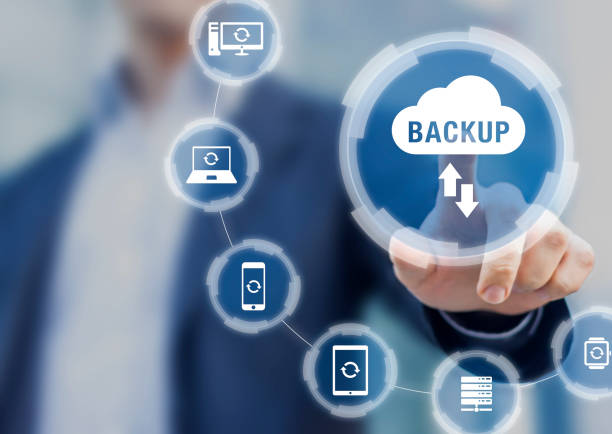 Backup files and data on internet with cloud storage technology that sync all online devices and computers with network connection, protection against loss, business person touch screen icon concept archivos de copia de seguridad y datos en internet con tecnología de almacenamiento en la nube que sincronizan todos los dispositivos y ordenadores en línea con conexión de red, protección contra pérdidas, concepto de icono de pantalla táctil de pers