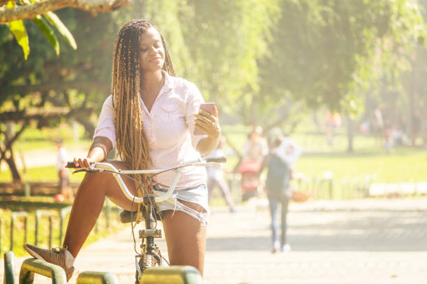 una pausa sul giro in bicicletta per controllare i messaggi - brazil bicycle rio de janeiro outdoors foto e immagini stock