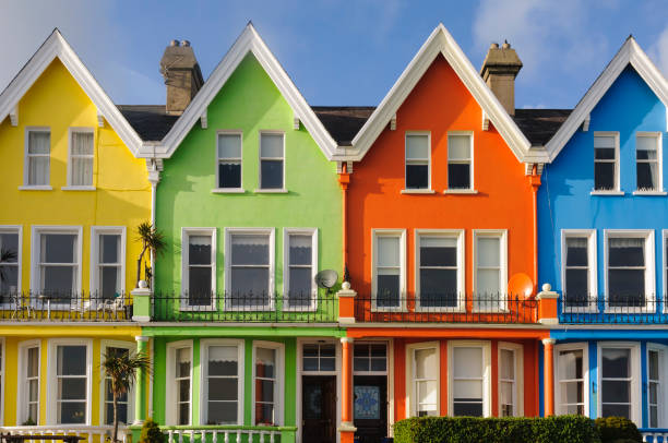 fila di case multicolori in irlanda del nord - row house foto e immagini stock