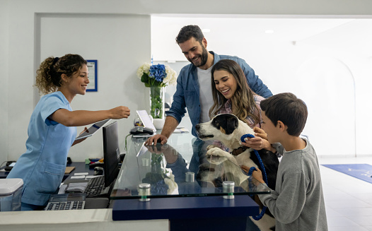 Familia feliz llevando a su perro al veterinario photo