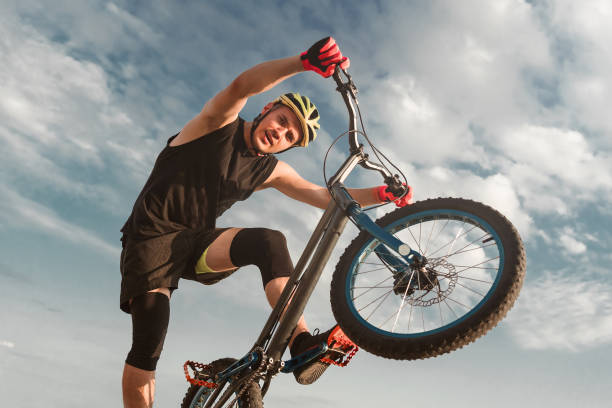 julgamento de bicicleta. treinamento. stunt. extrema. - pedal bicycle sports training cycling - fotografias e filmes do acervo