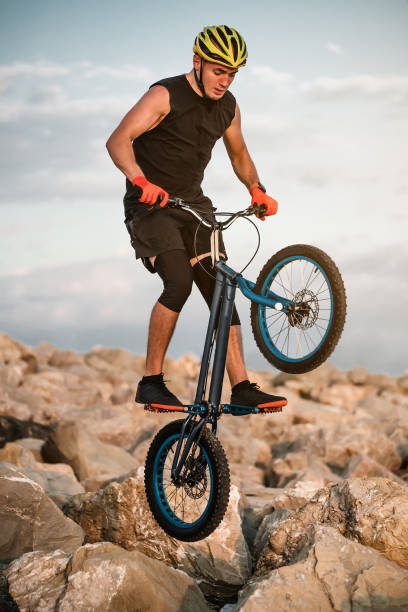 julgamento de bicicleta. treinamento. stunt. salto extremo. - pedal bicycle sports training cycling - fotografias e filmes do acervo