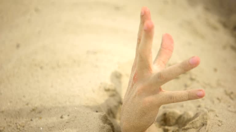 Mão Masculina Afundando Em Poça De Areia Movediça, Perigosas