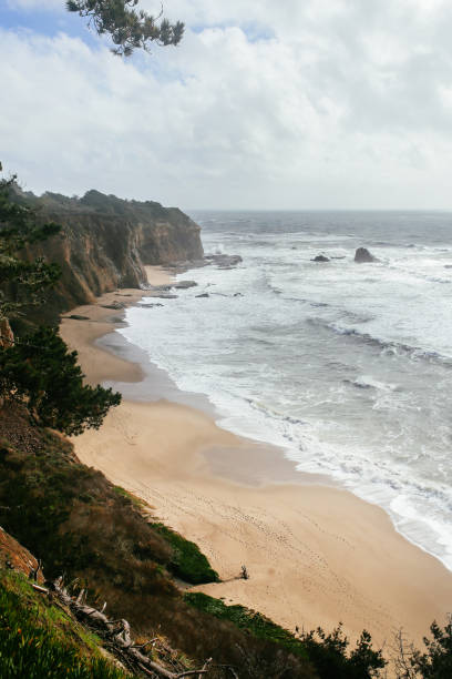 скалы на побережье калифорнии возле санта-крус - half moon bay стоковые фото и изображения