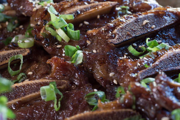 корейский барбекю короткие ребра крупным планом - animal bone brown close up cooked стоковые фото и изображения
