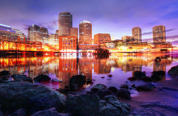 cidade colorida de boston na montagem da foto do por do sol - rowes wharf - fotografias e filmes do acervo