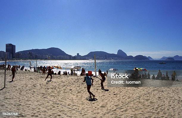 Copacabana Beach Foto de stock y más banco de imágenes de Juego de vóleibol - Juego de vóleibol, Actividad al aire libre, Actividad de fin de semana