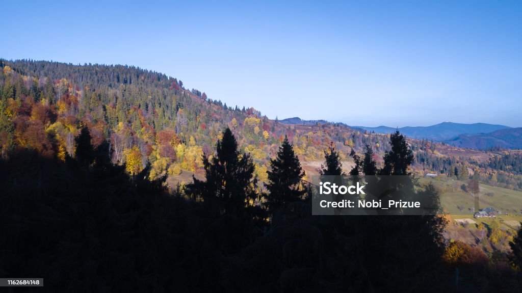 Carpathian Mountines med blå himmel - Royaltyfri Bakgrund Bildbanksbilder Carpathian Mountines med blå himmel - Royaltyfri Bakgrund Bildbanksbilder