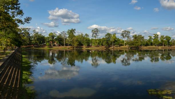 srah srang - testimony of the angkor culture - woods reflection famous place standing water imagens e fotografias de stock