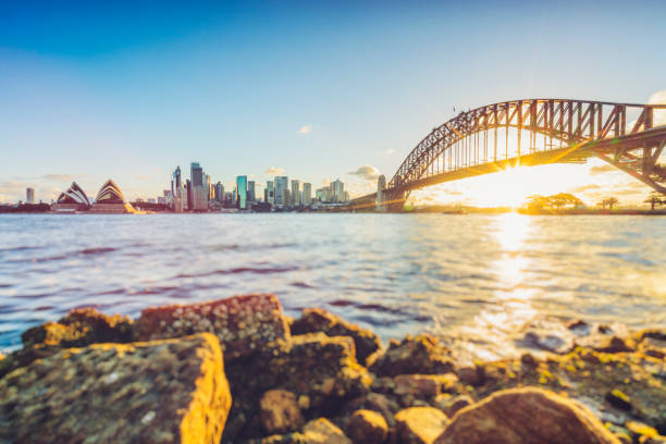 vista do porto de sydney durante o por do sol, austrália - sydney harbor panoramic sydney australia skyline - fotografias e filmes do acervo