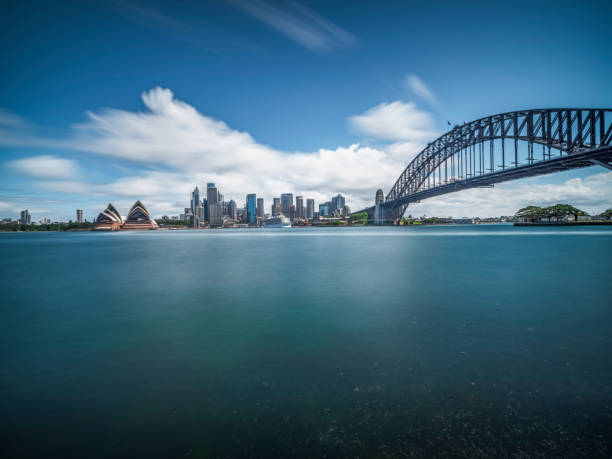 vista panorâmico da skyline do porto de sydney de encontro ao céu, austrália - sydney harbor panoramic sydney australia skyline - fotografias e filmes do acervo