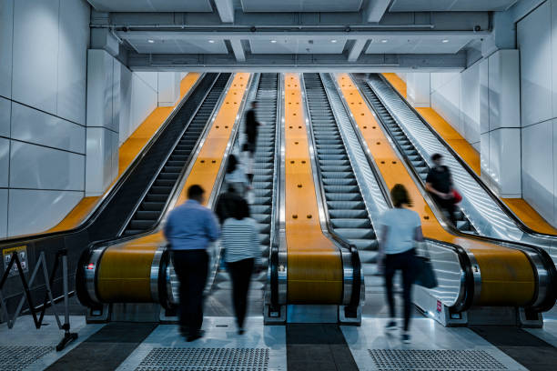 вид на центральный железнодорожный вокзал,сидней,австралия - railroad station escalator staircase steps стоковые фото и изображения
