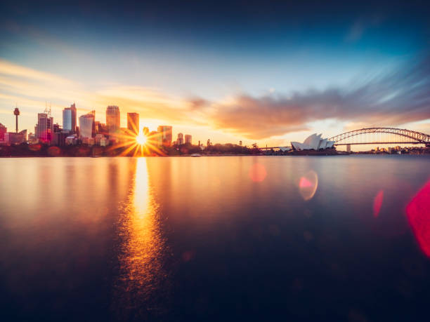 vista panorâmico da skyline do porto de sydney durante o por do sol, austrália - sydney harbor panoramic sydney australia skyline - fotografias e filmes do acervo