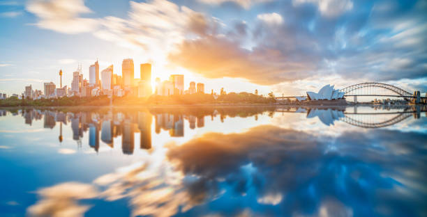 panoramablick auf sydney hafen skyline gegen himmel,australien - sydney australia australia sydney opera house skyline stock-fotos und bilder