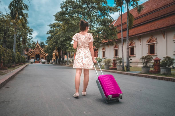 viagem da mulher ฺฺbeautiful no templo chiang mai tailândia de phra singh - wat phra sing - fotografias e filmes do acervo