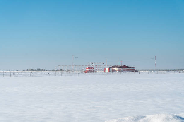 station météorologique dans le domaine enneigé d'hiver - arctic station snow science photos et images de collection