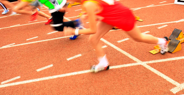 sprint iniciar em pista e campo em movimento borrado - rivalry starting block track and field athlete track and field - fotografias e filmes do acervo