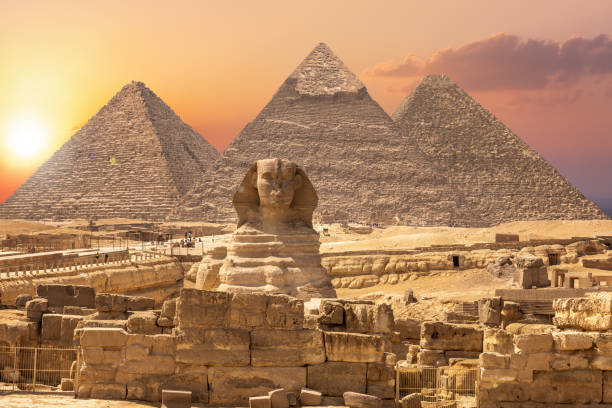 la sfinge e le piramidi, famosa meraviglia del mondo, giza, egitto - giza plateau immagine foto e immagini stock