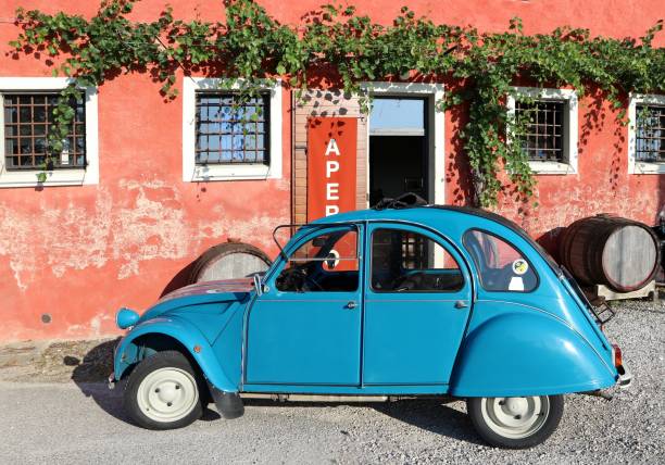 классический синий citroen 2cv special припаркован возле фермерского дома после выставки старинных автомобилей в летнее время - citroën 2cv стоковые фото и изображения