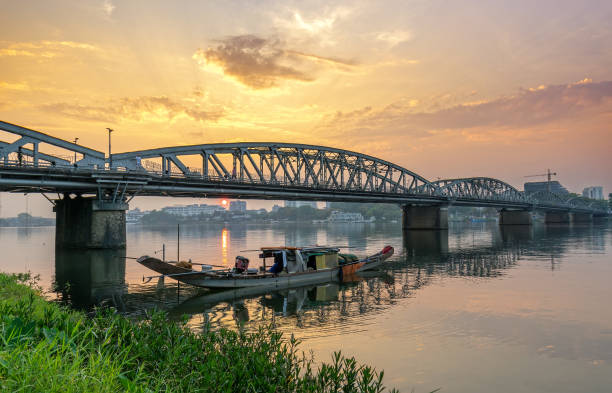 рассвет на мосту транг тянь в хюэ, вьетнам. - perfume стоковые фото и изображения
