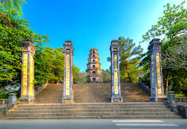 pagoda thien mu en hue city, vietnam. - part of buddha fotografías e imágenes de stock