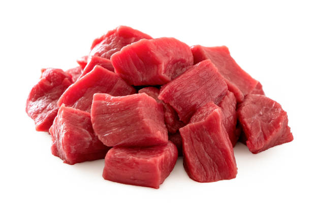 haufen von rindfleischwürfeln isoliert auf weiß. - meat beef raw freshness stock-fotos und bilder