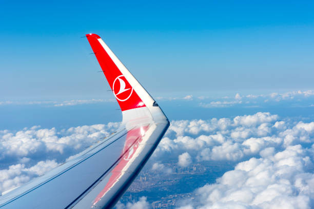 thy,土耳其航空公司機翼在雲層上 - 摄影 圖片 個照片及圖片檔