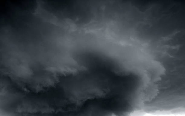 bellissimo cielo temporalesco con nuvole, apocalisse, tunder, tornado - tornado storm disaster storm cloud foto e immagini stock