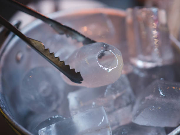 얼음을 들고 손으로 얼음 양동이를 닫는 것은 깨끗한 집게와 민감한 초점입니다 - ice machine 뉴스 사진 이미지