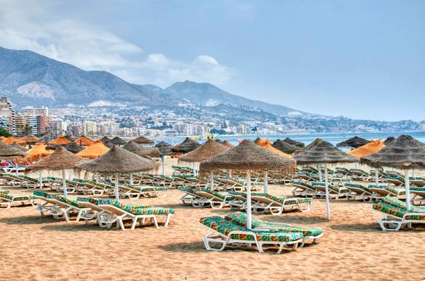 sonniger tag am strand von fuengirola - fuengirola stock-fotos und bilder