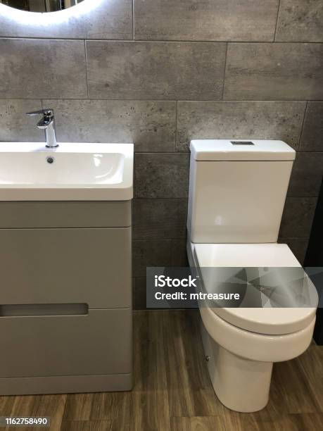 Automatisch brug voor de hand liggend Afbeelding Van Moderne Badkamer Suite Met Vloer Wit Toilet Zachte Dicht  Toiletstoel Deksel Ijdelheid Eenheid Kastdeurenlades