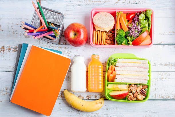サンドイッチのヘルシーなランチボックスの様々な。プラスチックパッケージ、バナナとリンゴオレンジジュース、ミルクで設定された学校のためのキッド弁当パック。教育のための色鉛筆� - lunch box packed lunch school lunch lunch ストックフォトと画像