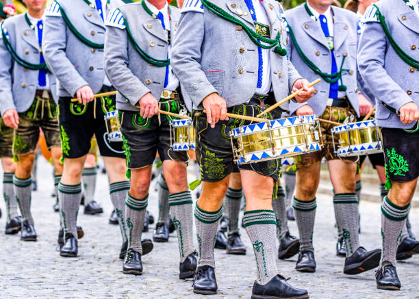 typisch bayerische blaskapelle - marching band stock-fotos und bilder