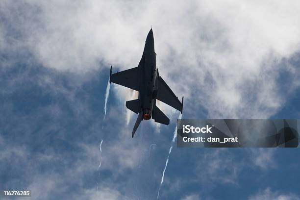 A F16 Com Avião Supersónico - Fotografias de stock e mais imagens de Ao Ar Livre - Ao Ar Livre, Asa de aeronave, Avião