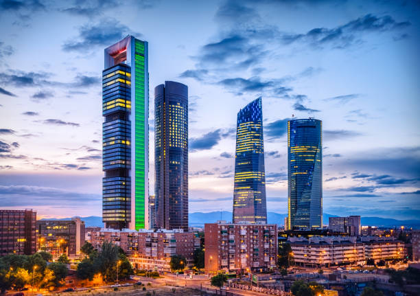 cuatro torres finansowej panoramy dzielnicy o zmierzchu, madryt. hiszpania - paseo de la castellana zdjęcia i obrazy z banku zdjęć