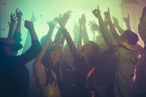 compagnie de gentil s'il y a des gars insouciants positifs qui s'amusent à passer du temps libre à minuit au nouveau bar moderne cool à l'intérieur - danser photos et images de collection