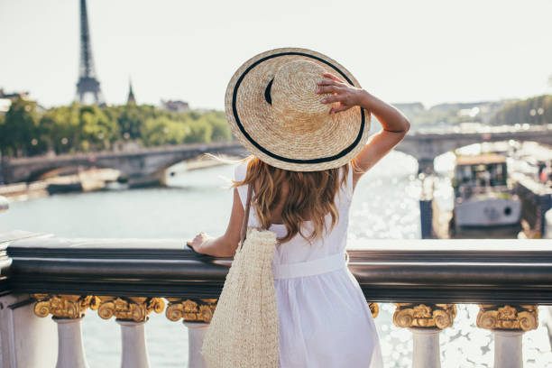 young woman in paris - seine river paris france france famous place imagens e fotografias de stock