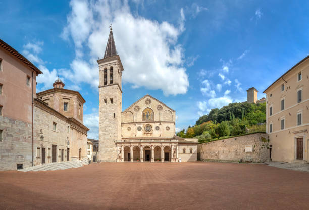 piazza del duomo i spoleto, italien - spoleto bildbanksfoton och bilder