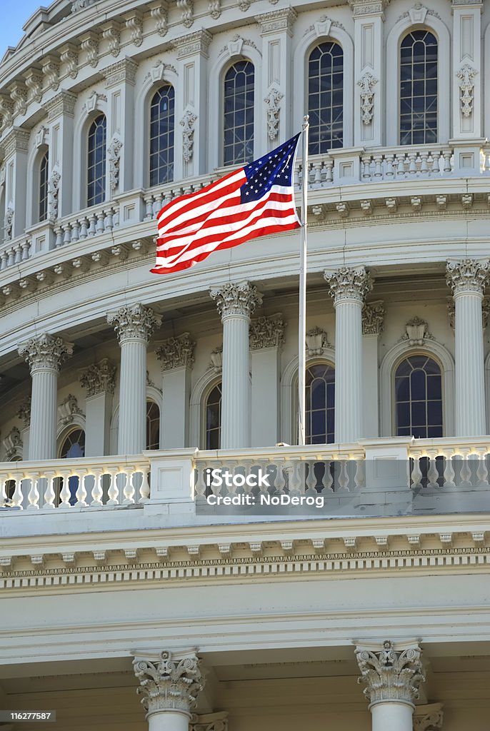Американский флаг на Капитолий Здание - Стоковые фото Американская культура роялти-фри