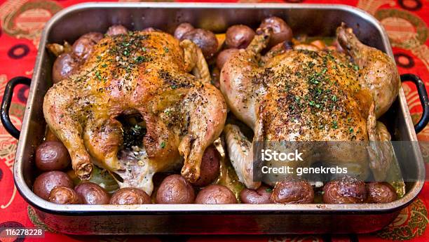 Rojo Pollo Asado Con Papas Bebé Foto de stock y más banco de imágenes de Ala de pollo - Ala de pollo, Alimento, Asado - Alimento cocinado