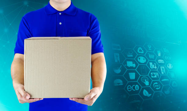 Food delivery service for order online shopping and icon media symbol. Delivery man in blue uniform hand holding paper box package. Express delivery service fast food for lifestyle in city concept. servicio de entrega de alimentos para la compra en línea del pedido y el símbolo de medios de icono. el repartidor en azul uniforme mano sosteniendo paquete de caja de papel. servicio de entrega exprés de comida rápida para el estilo de vida en el conc