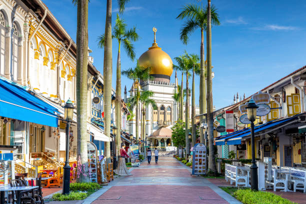 straßenansicht von masjid sultan - singapore stock-fotos und bilder