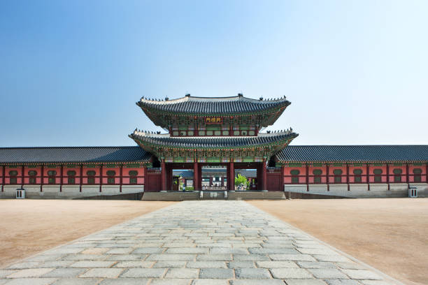 дворец кёнбокгун - palace gate стоковые фото и изображения